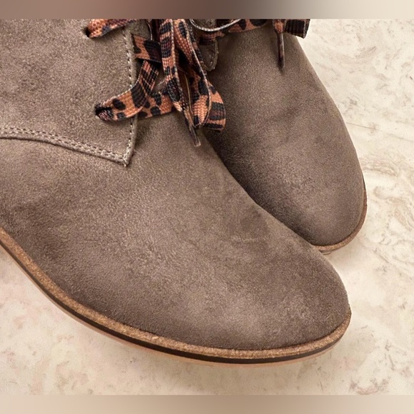 Corkys Hey Girl Totes Leopard Laces Booties Boots Size 8 Like New - Picture 8 of 15
